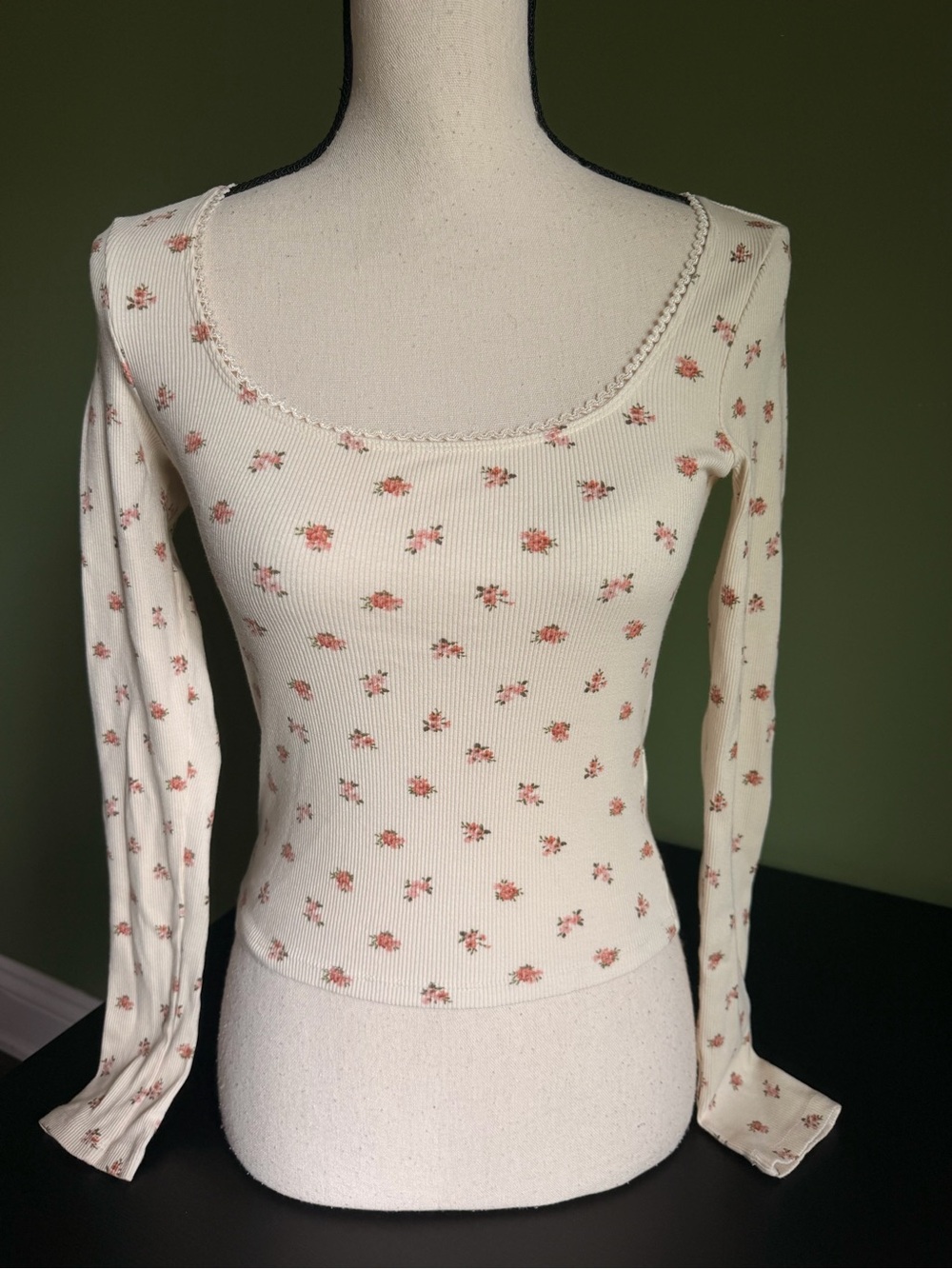Cream Floral Scoop Neck Long-Sleeve Ribbed Top small